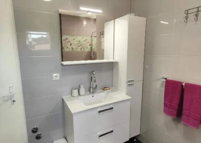 בית נופש House Emma - Two Bedroom With Terrace שיבניק